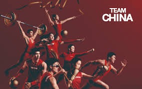 主动拎包 赵睿深夜外出约会 恋情曝光真相浮出水面